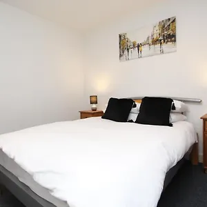 cozy-and-spacious-1-double-bedroom-apartment-located-by.brighton-hotels-england.com/
